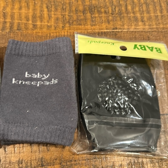 Baby knee pads, mostly brand new in package - Picture 2 of 3